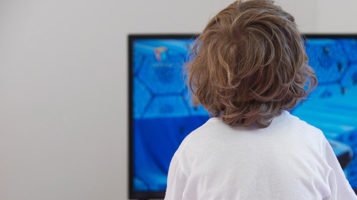 tiempo que pasa tu hijo pequeño frente a las pantallas