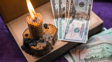 Cómo hacer un ritual en casa para siempre tener dinero