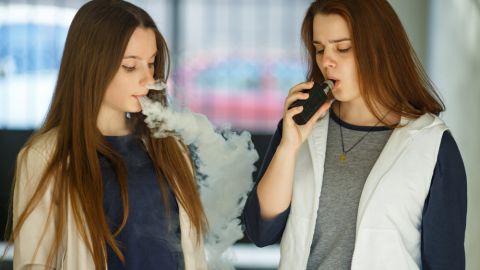 cigarrillos electrónicos hacer a tu hijo adolescente un adicto