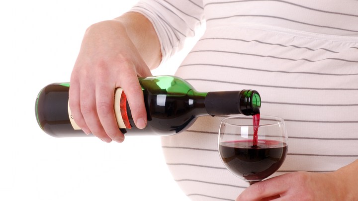 alcohol le hace daño al bebé