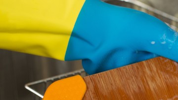 limpiar las tablas para picar de madera