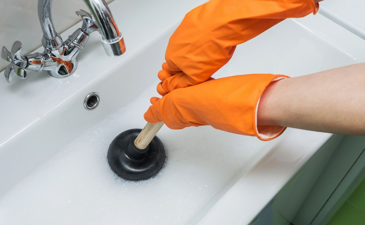 4 pasos para destapar el lavamanos de tu baño, con vinagre, bicarbonato