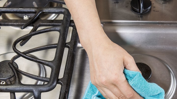limpiar el tope y los quemadores de la cocina a gas sin químicos
