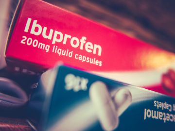 Por qué no debes tomar ibuprofeno tan seguido