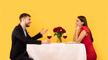 Qué significan los gestos con las manos en una primera cita