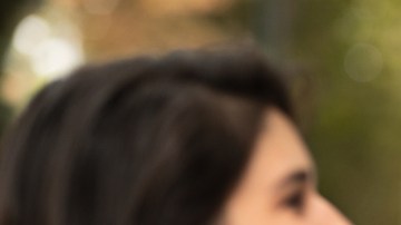 Una mujer le coquetea a mi novio