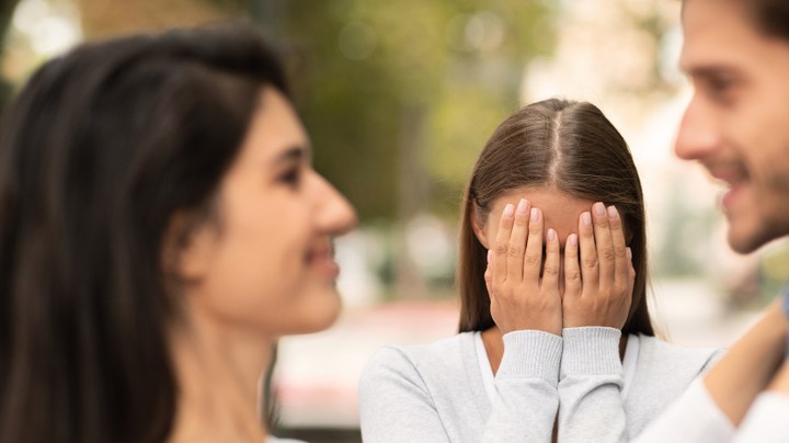 Una mujer le coquetea a mi novio