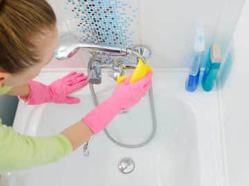 Trucos para limpiar la bañera con remedios caseros