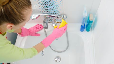 Trucos para limpiar la bañera con remedios caseros