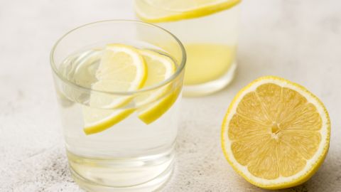Cómo hacer un ritual con agua y limón contra energías negativas