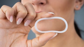 Cómo utilizar un anillo vaginal para evitar un embarazo