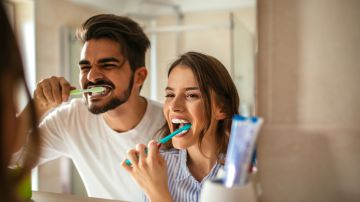 Compartir el cepillo de dientes con tu pareja no es buena idea