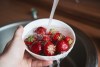 La razón por la que debes lavar tus fresas con vinagre y bicarbonato