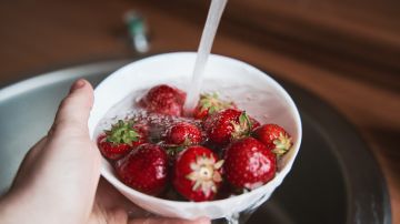 La razón por la que debes lavar tus fresas con vinagre y bicarbonato