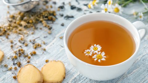 Cómo aliviar el colon irritable con un té de manzanilla y jengibre
