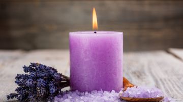 Cómo hacer un ritual con una vela morada para revertir brujerías