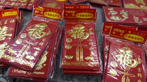 En qué consiste el "hongbao" o sobre rojo en el Año Nuevo Chino