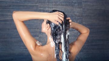 La razón por la que no deberías lavarte el cabello por la noche