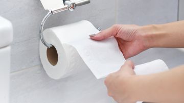 Por qué limpiarte con papel higiénico es dañino para la salud