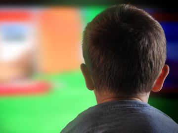 Estudio revela que los niños de padres divorciados ven más televisión y juegos