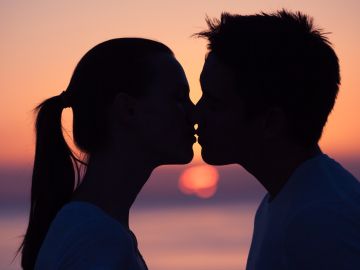El truco de un experto en citas para besar a quien te gusta y obsesionarle