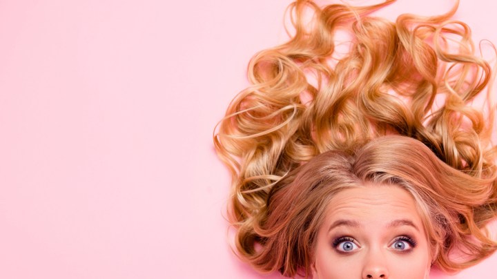 No lavarse el cabello por más de una semana