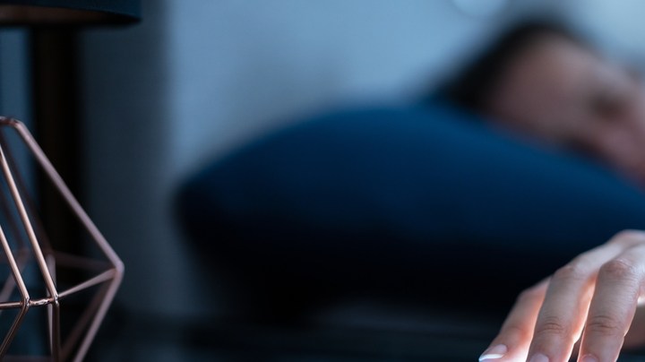 presionar el botón de postergar de tu alarma