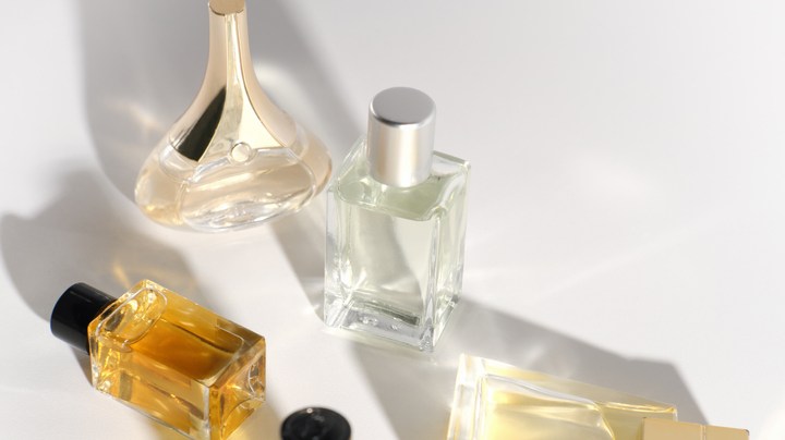 extraer perfume del frasco