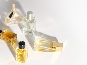 extraer perfume del frasco