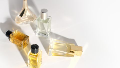 extraer perfume del frasco