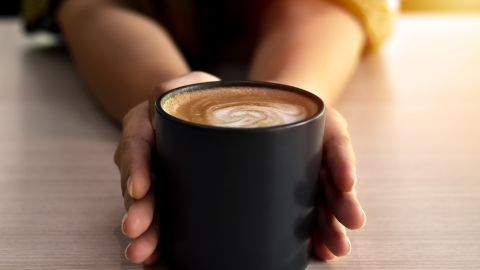 Beneficios de añadirle leche al café-