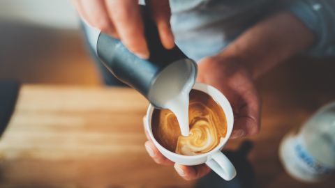 Cuán cierto es que el café con leche puede elevar la presión arterial
