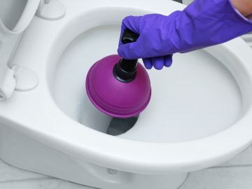 Métodos caseros para desatascar el inodoro de tu baño
