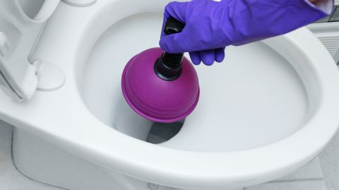 Métodos caseros para desatascar el inodoro de tu baño