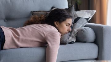 Por qué nunca deberías dormir en un sofá