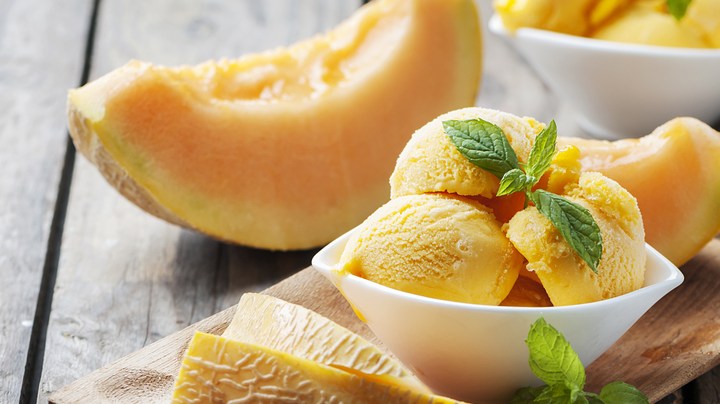 preparar un helado casero de melón sin gluten, lácteos ni azúcar