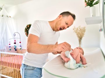 Consejos para que tu esposo le cambia el pañal al bebé