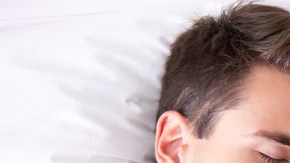 posición en la que duermes con tu pareja revela de tu relación