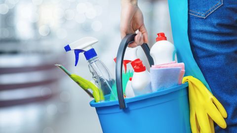 Qué productos de limpieza no debes usar en casa por ser dañinos