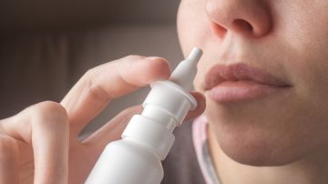 Aprueban spray nasal que puede aliviarte el dolor de cabeza intenso