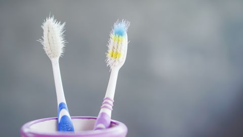 Por qué no debes usar tu cepillo de dientes por más tiempo del recomendable