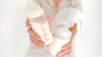Cómo usar un extractor de leche materna durante la lactancia.