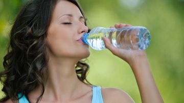 Hábitos que podrían deshidratarte y no tienen que ver con tu consumo de agua.