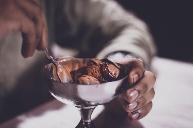 helado casero de chocolate sin lácteos, azúcar ni gluten