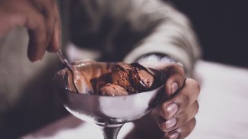 helado casero de chocolate sin lácteos, azúcar ni gluten