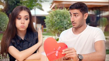 Cómo saber si tu pareja te manipula con regalos