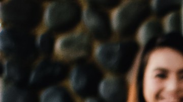 Una persona emocionalmente disponible es aquella que sabe apreciar, sentir y expresar cómo se está sintiendo. Para entender, procesar y compartir efectivamente sus emociones.
