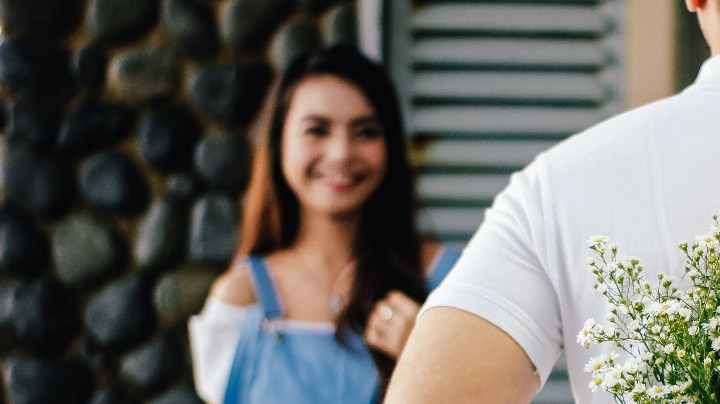 Una persona emocionalmente disponible es aquella que sabe apreciar, sentir y expresar cómo se está sintiendo. Para entender, procesar y compartir efectivamente sus emociones.