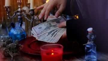 Cómo hacer un ritual para que el dinero fluya y no seas tacaño.