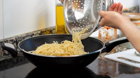 La razón por la que no debes añadir aceite al agua de los espaguetis.